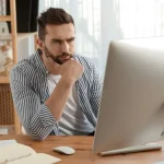 Propietario preocupado revisando información sobre normativa del alquiler vacacional en Canarias 2025