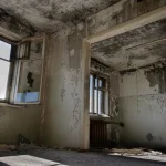 Casa cerrada en Gran Canaria con aspecto de abandono, ejemplo de vivienda vacía con riesgos de deterioro y okupación