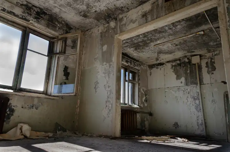 Casa cerrada en Gran Canaria con aspecto de abandono, ejemplo de vivienda vacía con riesgos de deterioro y okupación