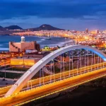 Vista aérea de Las Palmas de Gran Canaria con edificios residenciales, símbolo del mercado inmobiliario local en 2025.