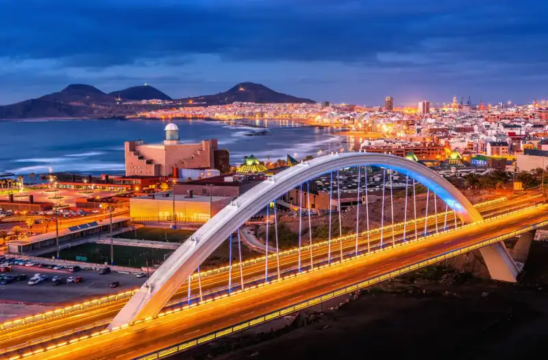 Vista aérea de Las Palmas de Gran Canaria con edificios residenciales, símbolo del mercado inmobiliario local en 2025.