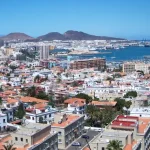 Vista aérea de Las Palmas de Gran Canaria que muestra el entorno urbano y costero, utilizada en un artículo sobre la previsión del mercado inmobiliario en 2026. Matti Mattila, CC BY-SA 2.0 Creative commons