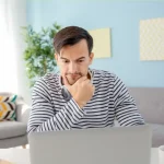 Propietario pensativo revisando decisiones sobre la venta de su casa en Gran Canaria