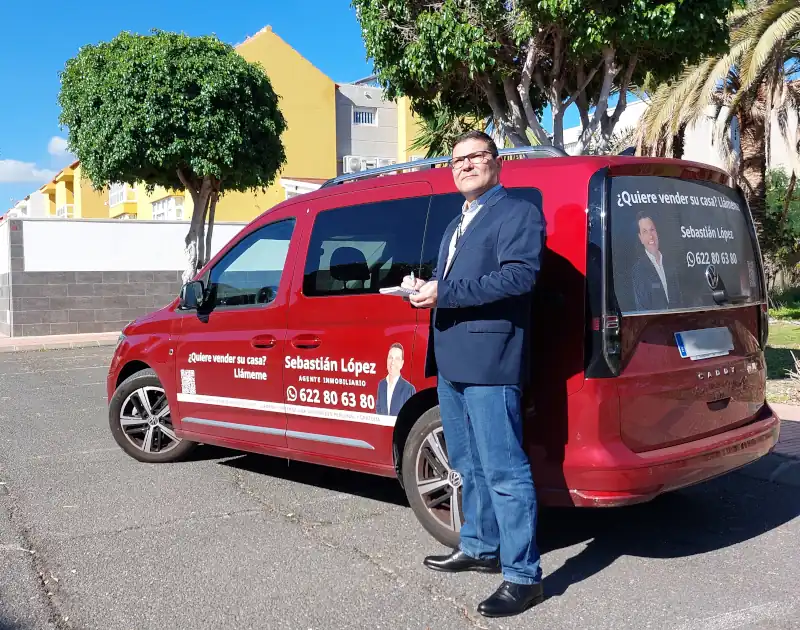 Sebastián López, agente inmobiliario, trabajando en una zona residencial de Gran Canaria