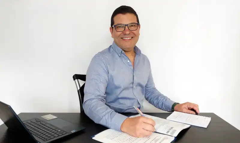 Sebastián López, agente inmobiliario, trabajando en el asesoramiento de la venta de una propiedad