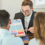 Agente inmobiliario explicando estrategia de venta a propietarios