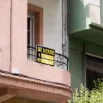 Cartel de se vende en balcón de vivienda en Gran Canaria