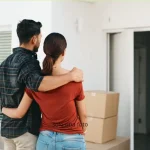 Familia contemplando una vivienda durante un proceso de cambio de etapa en Gran Canaria