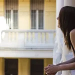 Propietaria valorando vender su vivienda en verano en Gran Canaria