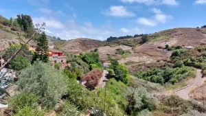 Preciosa casa de campo en venta en Santa María de Guía, Gran Canaria, con cuevas, amplios terrenos, zonas de cultivo, frutales, agua y un entorno natural único.
