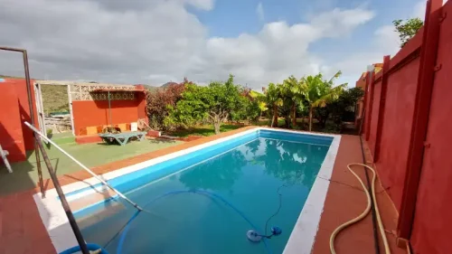 Casa terrera en venta en Telde con terreno piscina y garaje