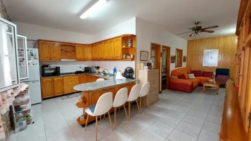Casa terrera en venta en Telde con terreno piscina y garaje