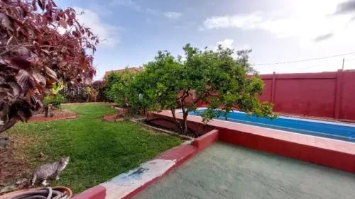 Casa terrera en venta en Telde con terreno piscina y garaje