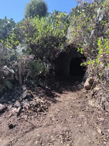 Terreno rústico en venta con cuarto y cueva en San Mateo