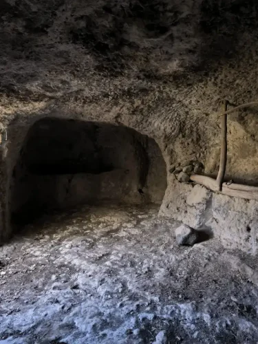 Terreno rústico en venta con cuarto y cueva en San Mateo