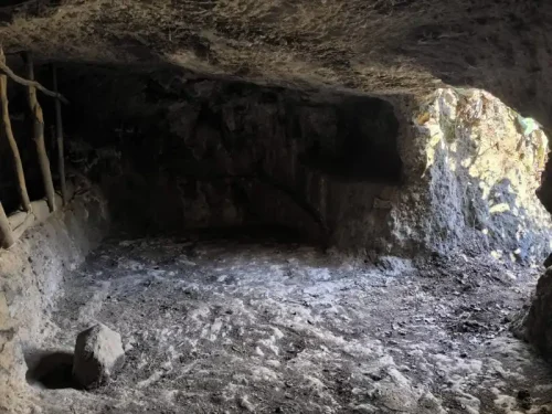 Terreno rústico en venta con cuarto y cueva en San Mateo
