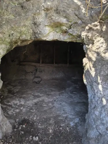 Terreno rústico en venta con cuarto y cueva en San Mateo