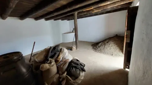 Terreno rústico en venta con cuarto y cueva en San Mateo
