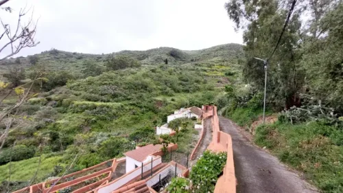 Terreno rústico en venta con cuarto y cueva en San Mateo