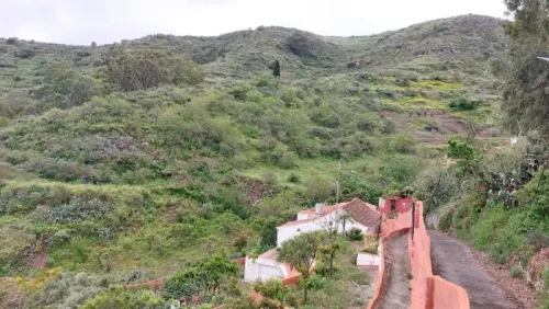 Terreno rústico en venta con cuarto y cueva en San Mateo